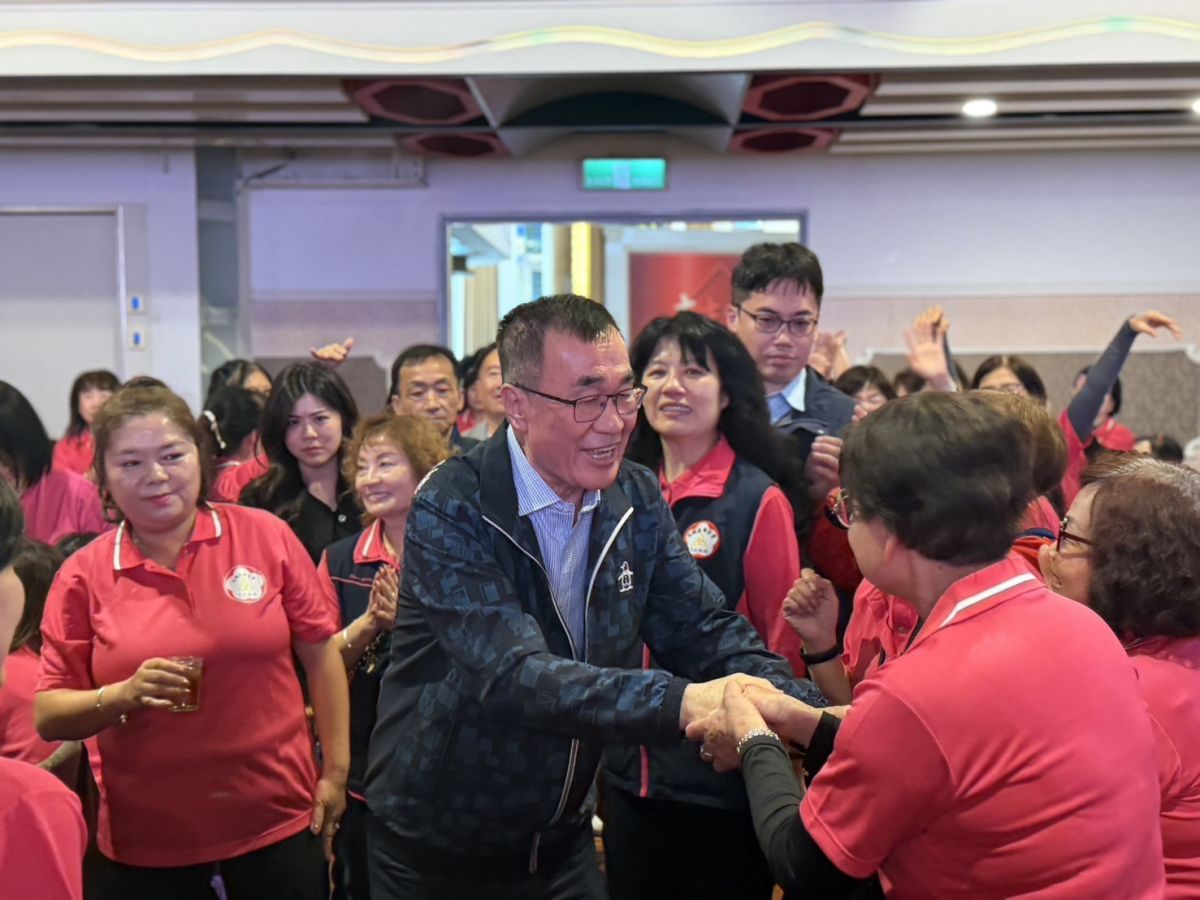 圖/面對現場超過 150 桌、上千位民眾的熱情擁簇,李四川展現極高的親和力。(李四川競選辦公室提供)