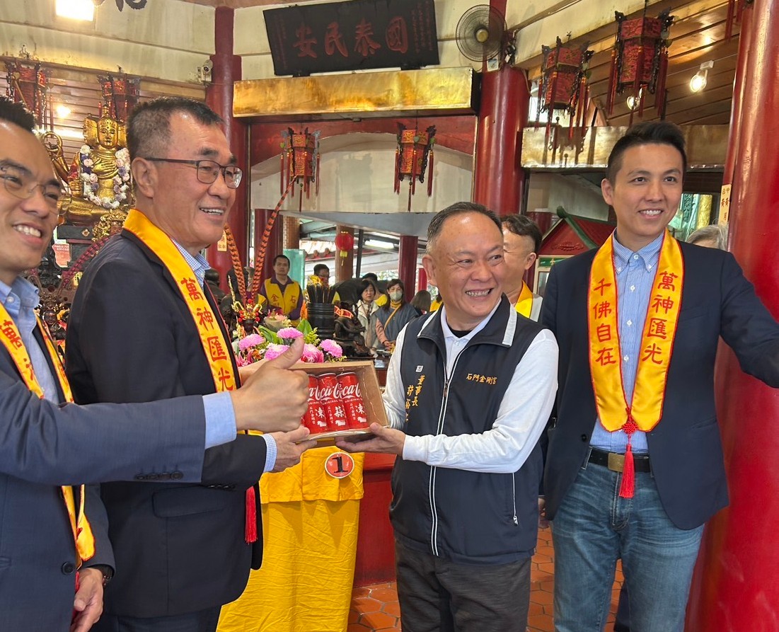 圖/金剛宮董事長許裕仁送上創意十足的「凍蒜可樂」,讓李四川直呼窩心。(李四川競選辦公室提供)