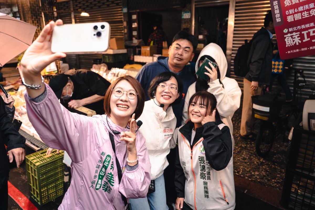 蘇巧慧與蔡美華市場拜票　新北隊合擊拚支持