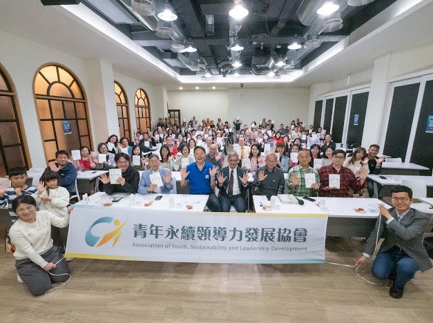 圖/身為會計專家學者的東海大學名譽教授許恩得(8) 日在台中禾康消防企業總部,發表其年度力作《人生會計學》。(東海大學提供)