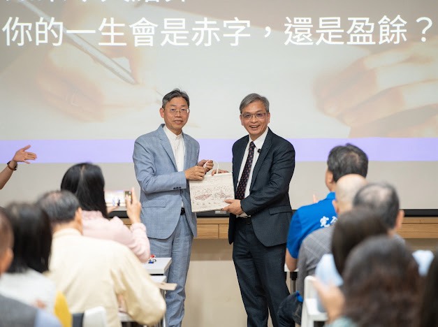 圖/周學鏵理事長(左)稱許說,許恩得教授(右)的新書,透過會計就是人生的概念,解讀會計不應只是冷冰冰的金錢記錄,而是經營人生的溝通語言。(東海大學提供)
