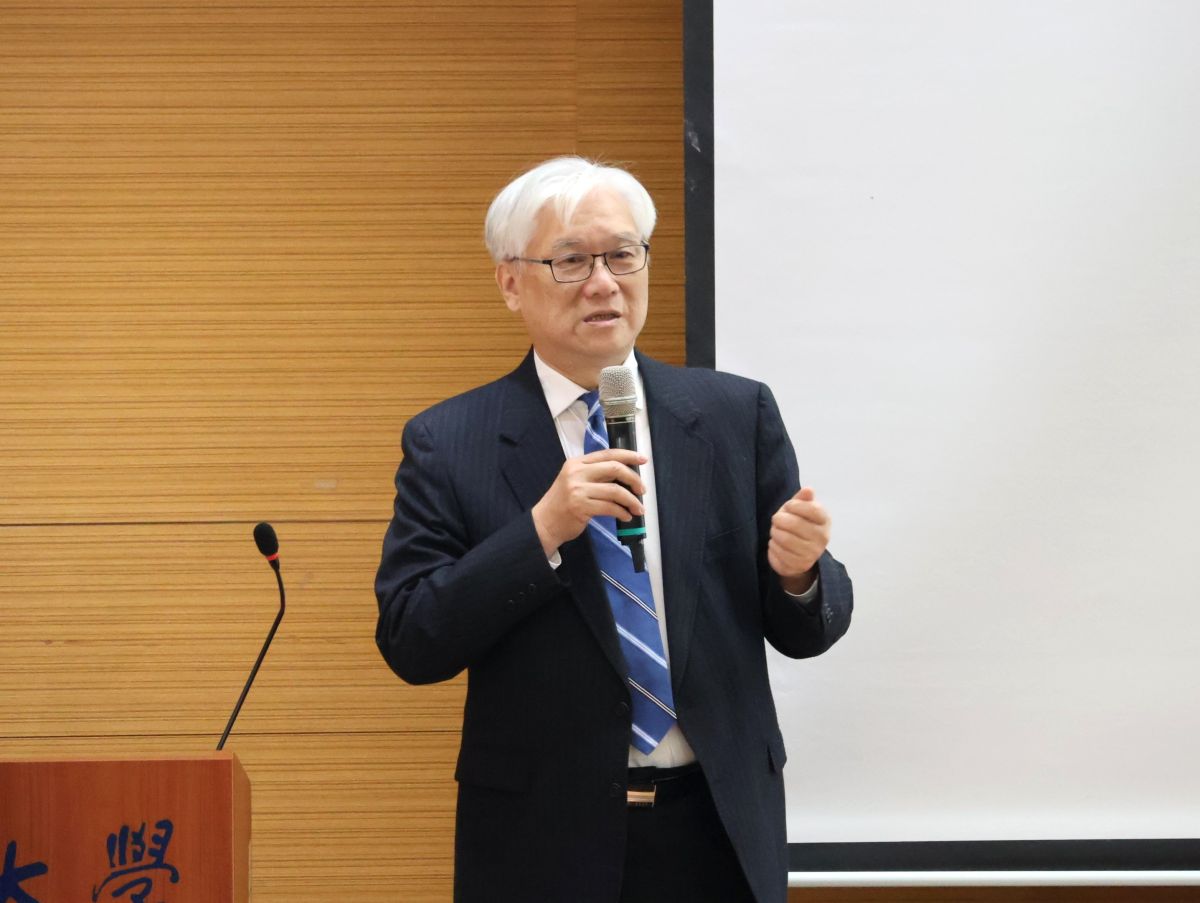 圖／前陸委會主委夏立言從實務經驗出發，表示兩岸關係的發展與台灣的政府、民間及企業的日常生活與國際空間息息相關。（東海大學提供）