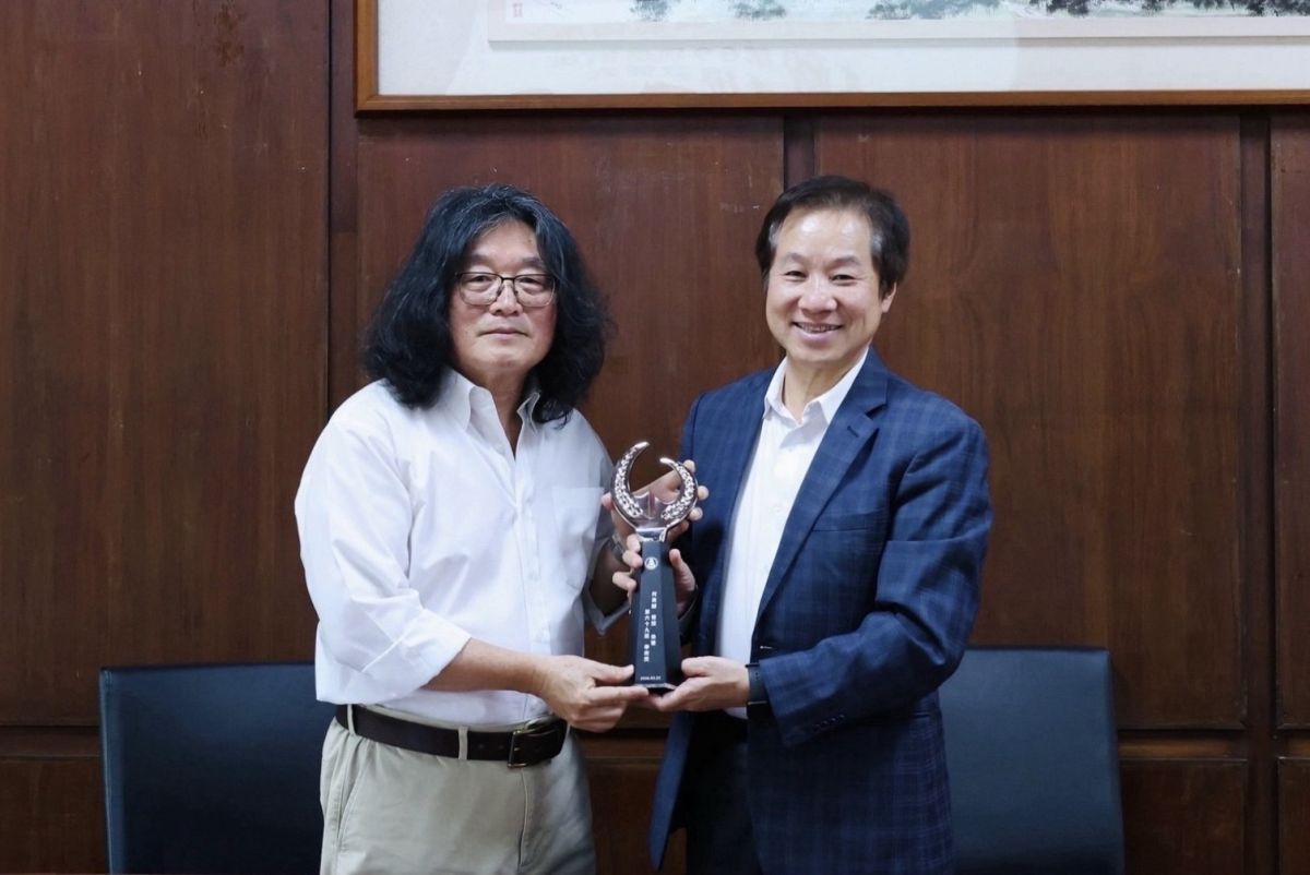 圖/今(26)日何萬順教授獻獎母校東海、將90萬獎金全數捐出,並自掏腰包加碼10萬元,湊足100萬元成立「何萬順永續基金」。(東海大學提供)