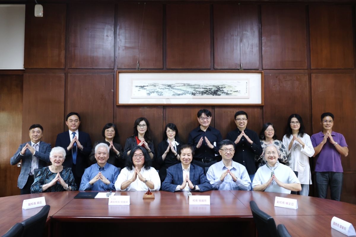 圖/校長張國恩(前排左4)由衷感佩何萬順教授的無私,東海擁有這樣的教授,更證明東海是一個充滿教育使命與價值的大學。(東海大學提供)