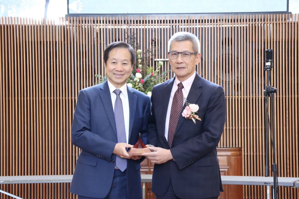 圖/東海校長張國恩(左)感性指出,這份名單是對社會責任的承諾,在少子化的挑戰下,相信東海董事必將全心為教育貢獻心力。圖右為帆宣科技總經理林育業。(東海大學提供)