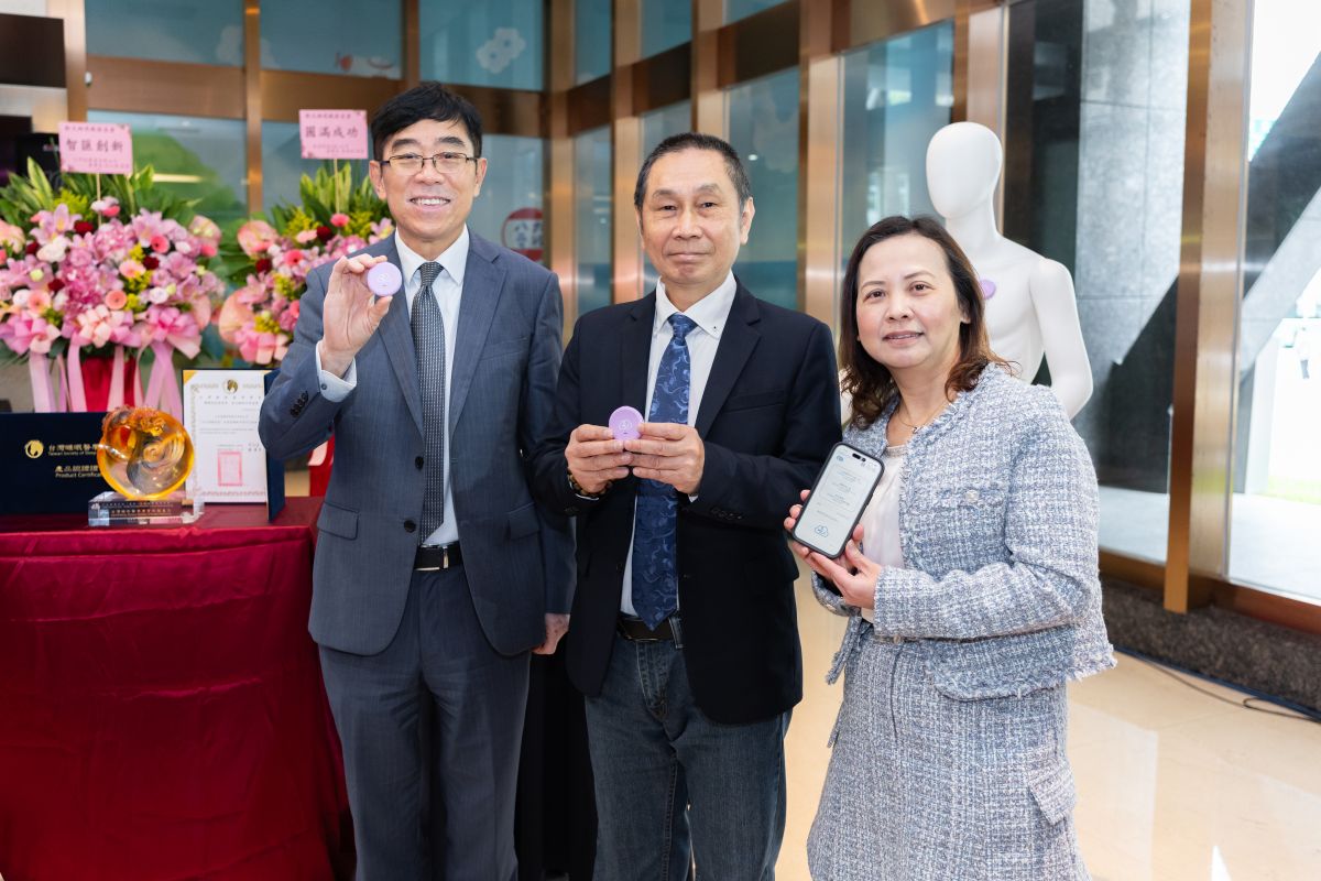 圖／大立雲康科技舉辦產品發表會，展示新一代居家睡眠監測設備，大立光林恩舟副總裁親臨現場。（圖由左至右為大立雲科總經理賴政國、大立光集團副總裁林恩舟、大立雲科副總經理鄭惠丹）。（品牌提供）