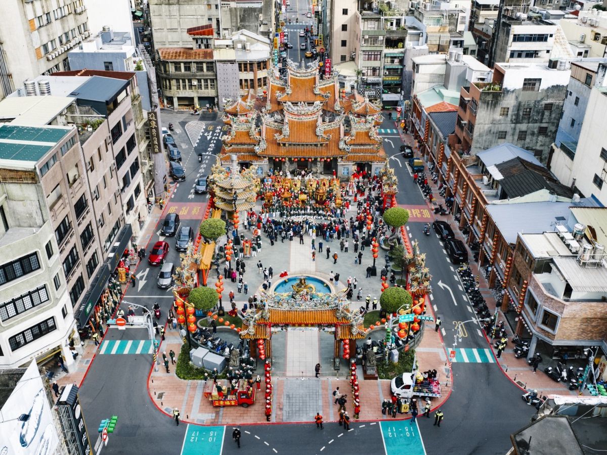 圖／空拍桃園大廟景福宮廟埕廣場，開漳聖王文化季暨遶境踩街活動熱鬧登場，信眾與陣頭齊聚，展現桃園在地信仰文化的活力。（必紅演藝提供）