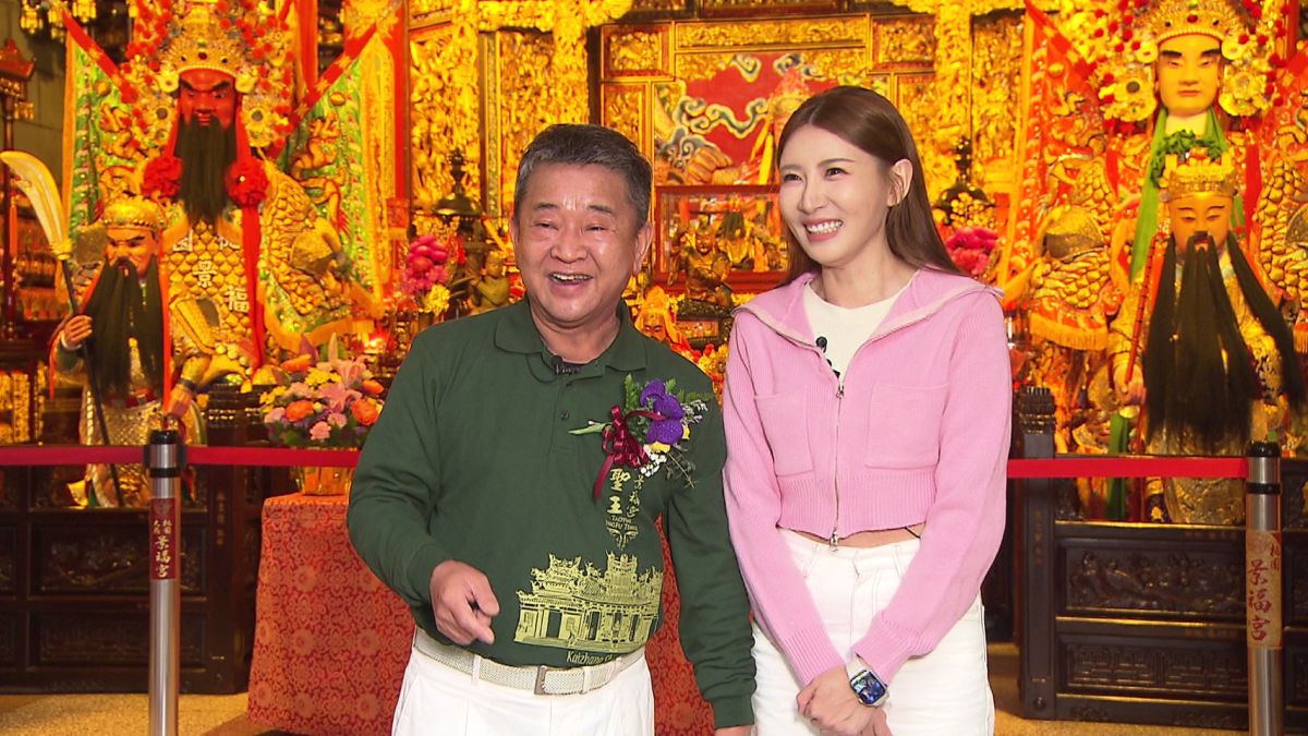 圖／桃園景福宮主委簡征潭（左）與年代主持人黃詩詩於景福宮廟內合影，為開漳聖王文化季活動增添熱鬧氣氛。（必紅演藝提供）