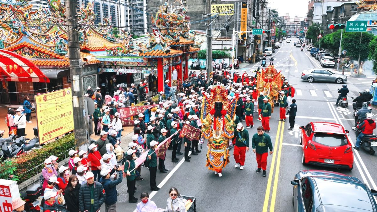 圖／桃園景福宮開漳聖王遶境踩街活動熱鬧展開，神將隊伍與信眾行經街道，呈現臺灣傳統廟會文化與城市生活交織的獨特景象。（必紅演藝提供）