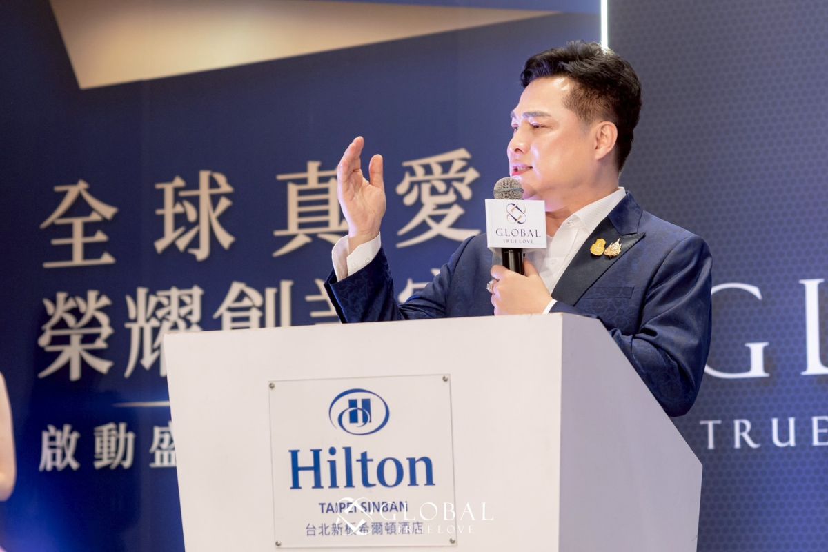 圖／全球真愛集團董事長何詠允先生於「全球真愛·榮耀創業家 啟動盛典暨嘉年華」台上發表演講，分享企業未來發展藍圖與全球化布局。（全球真愛集團提供）