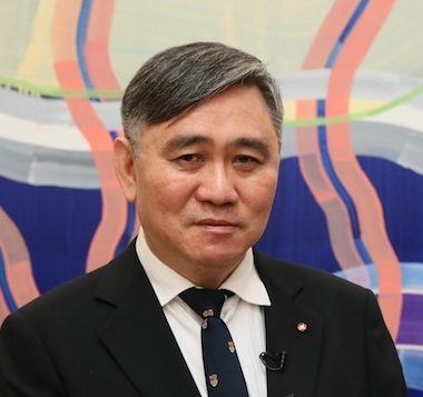 圖／王文洋與一名年輕女子現身台北市區百貨美食街同行。經了解，女方年約20歲，仍在就讀大學。（翻攝 維基百科）