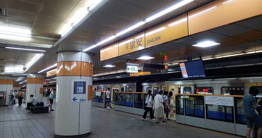 圖/日前有民眾在捷運月台抽電子菸。(翻攝自 維基百科)