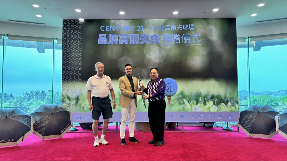 圖／21世紀不動產X台北高爾夫球場 品牌高爾夫傘捐贈儀式（圖右：台北高爾夫球場董事長徐衍璞，圖左、圖中：21世紀不動產亞太區暨台灣區總部董事長王福漲、總經理王暐傑）（）