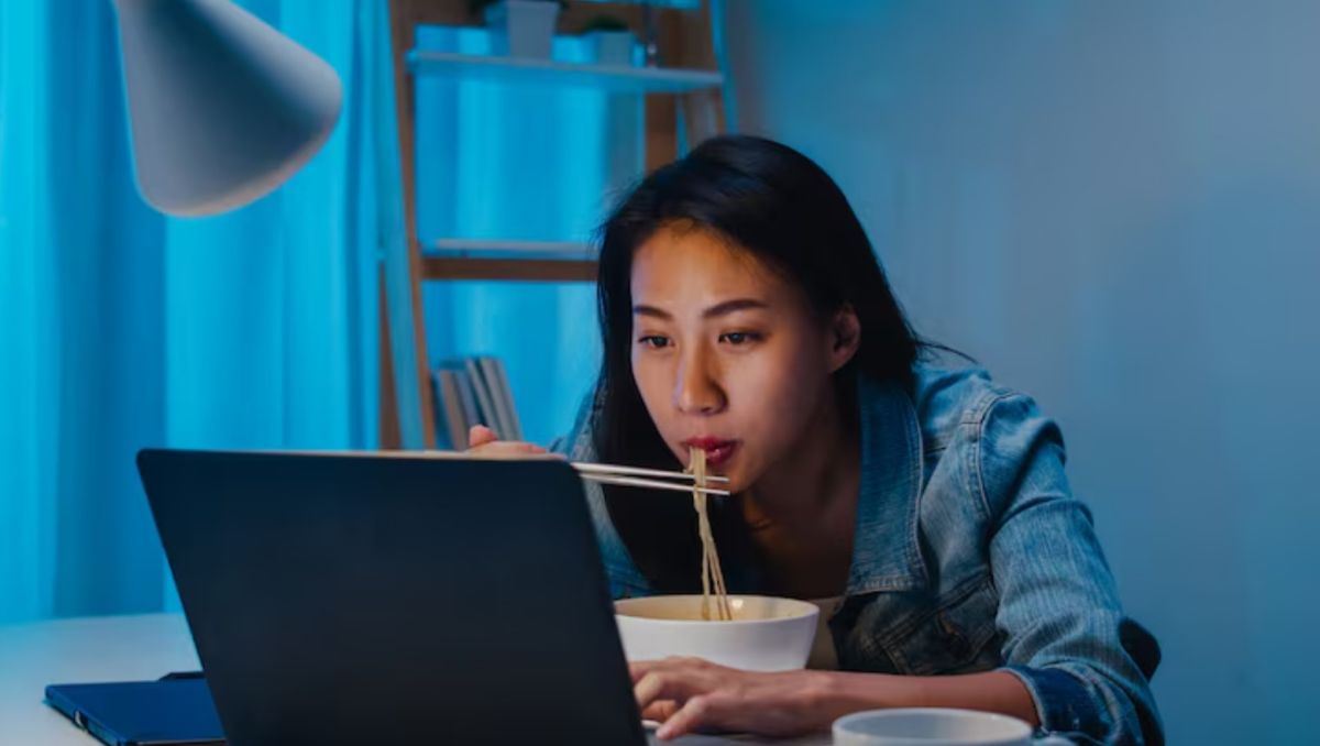 示意圖/研究發現,就算攝取的熱量相同,越晚進食的人,體重與健康風險將明顯增加。(擷取自免費圖庫Freepik)