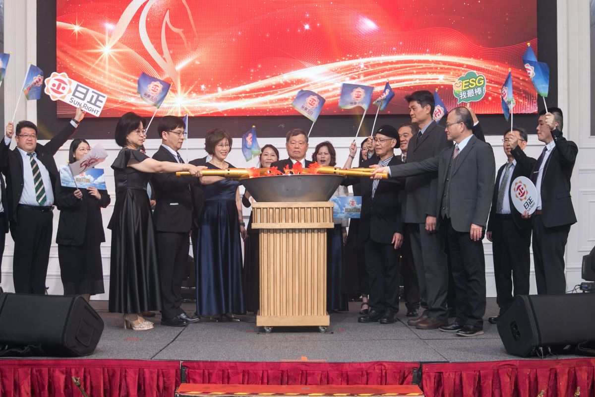 圖／中：董事長劉慶堂、中右一：副董事長劉燕飛、中左一：總經理李采慧，率領同仁一同點燃聖火，邁向新里程。（日正食品提供）