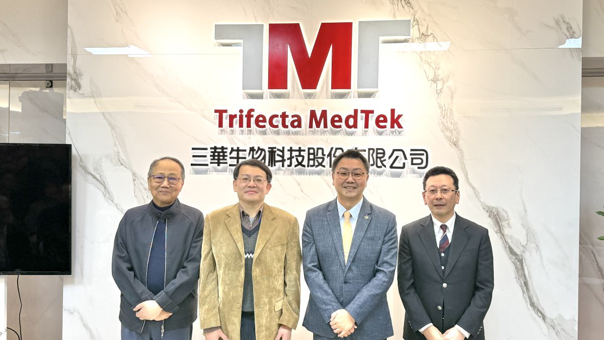 圖/三華生技舉行開幕揭牌典禮,(由左自右)騰達行企業董事長曾榮燴、三華生技董事長、倍思大生技集團董事長蘇志仁,以及日本精化株式會社社長矢野浩史,擔任揭牌貴賓。(三華生技提供)