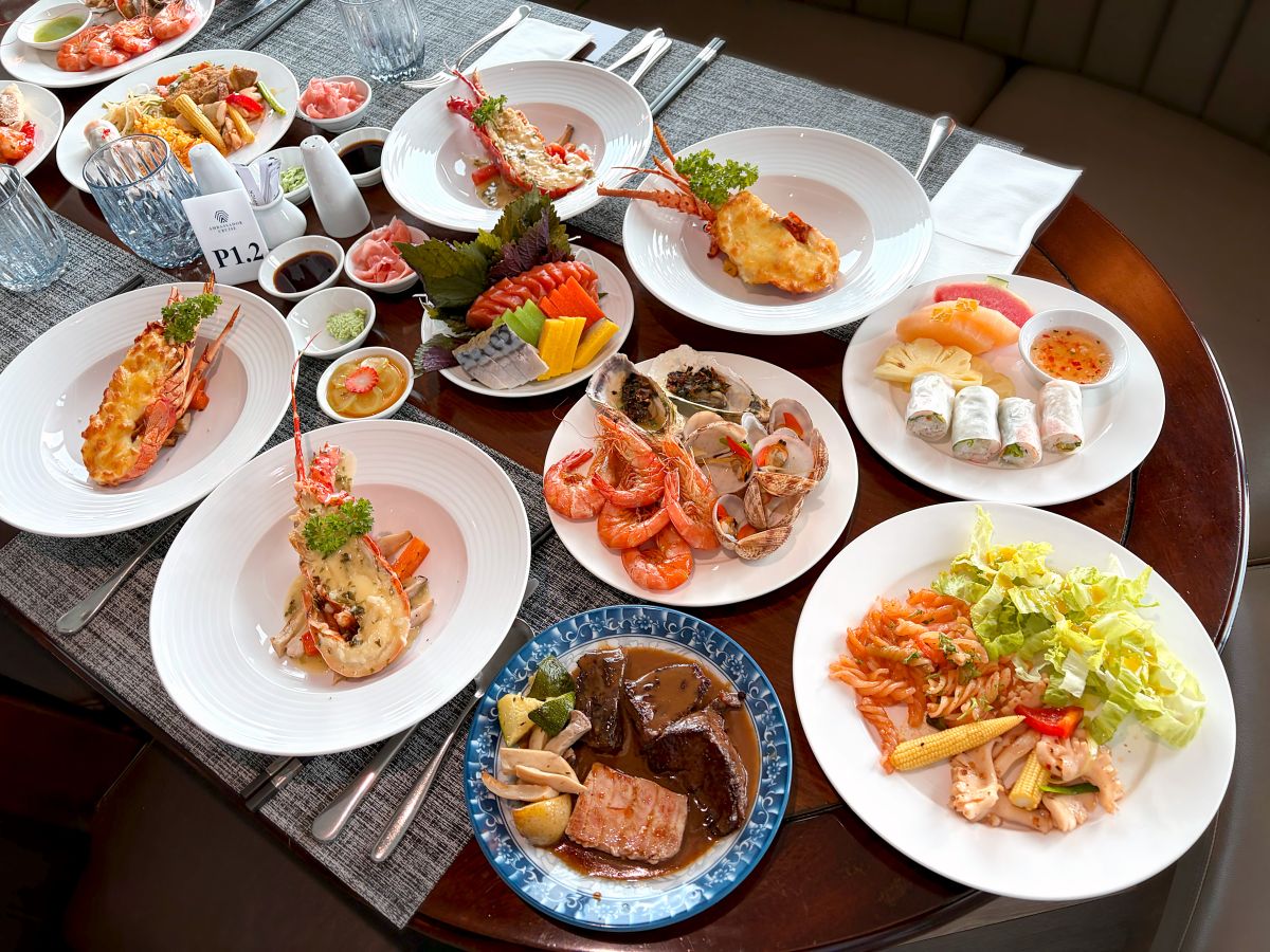 圖／下龍灣頂級日遊船供應特色餐食，讓旅人大飽口福。（東南旅遊提供）