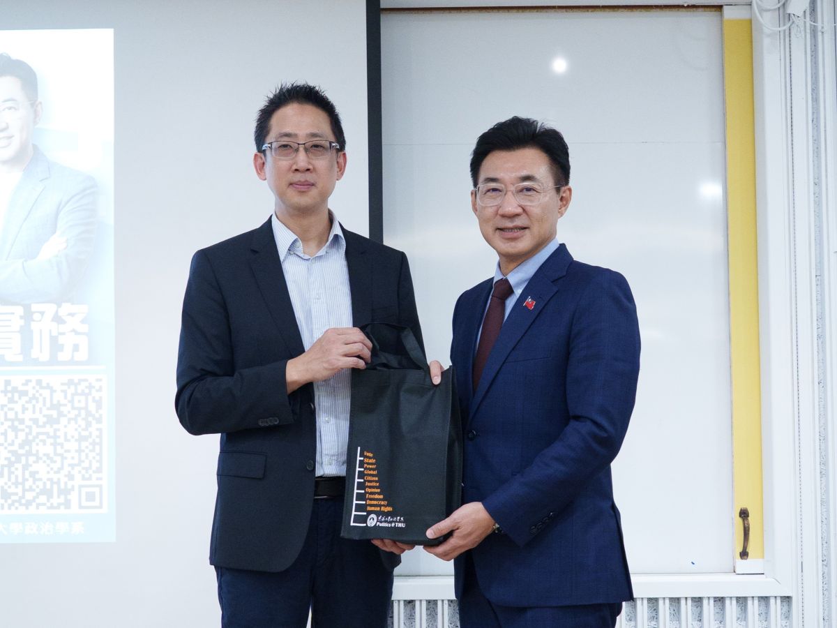 圖／立法院副院長江啟臣（右）日前受邀至東海大學演講，感性回憶「馬拉松人生」。政治系主任張峻豪（左）表示，江副院長的跨界韌性是政治系學子在理論與實務接軌時的最佳教材。（東海大學提供）