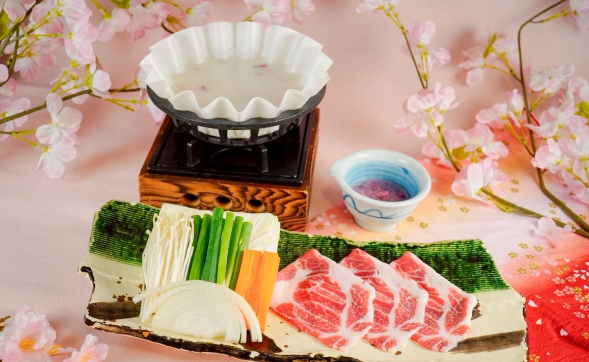 圖／擁有濃郁的奶香揉合著淡淡的櫻花氣息的「西班牙伊比利豚櫻花牛奶紙鍋」也是此次櫻鯛御膳的重點菜餚之一。（莞固和食 提供）