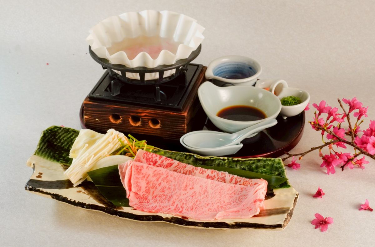 圖／最令人期待的亮點，莫過於融合了南非活鮑與頂級肉品的「A5黑毛和牛櫻花鍋」。A5和牛在熱騰騰的滾湯中輕涮數秒，肉片瞬間化為銷魂的脂香，入口即化。（莞固和食 提供）