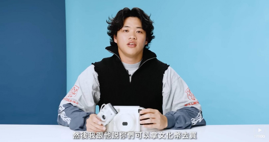 圖/孫易磊跟學長分享自己買的相機,推薦大家可用文化幣,但學長們不知道文化幣。(CTWANT 提供)