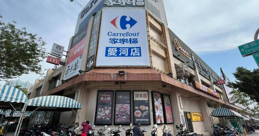 圖／家樂福高雄愛河店曾在2023年一度傳出熄燈，後來繼續正常營業，豈料，近日該店發出公告，證實將於今年4月30日結束營業。（CTWANT 提供）
