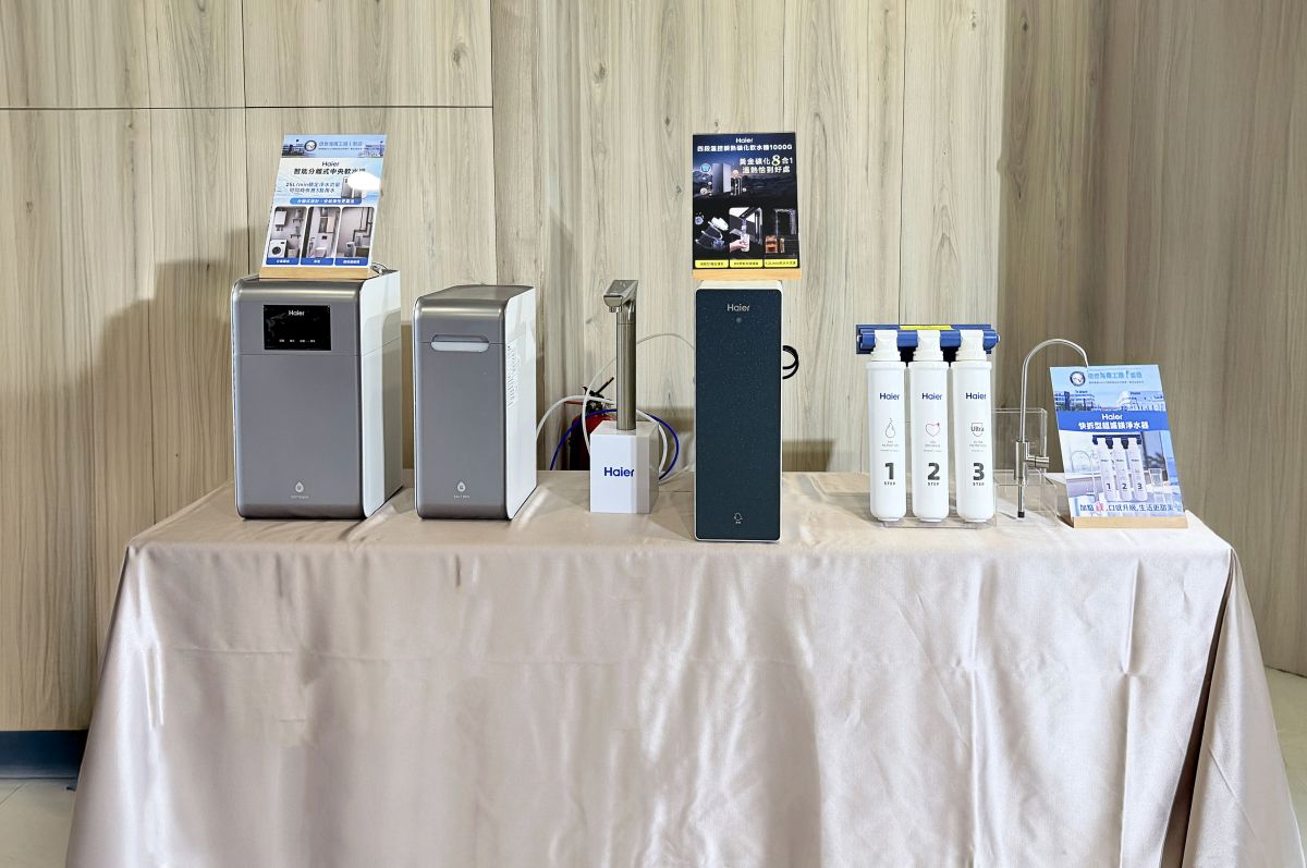 圖／新品展出-分離式軟水機(左)+礦化生飲淨水器(中、右)。（秉創科技提供）