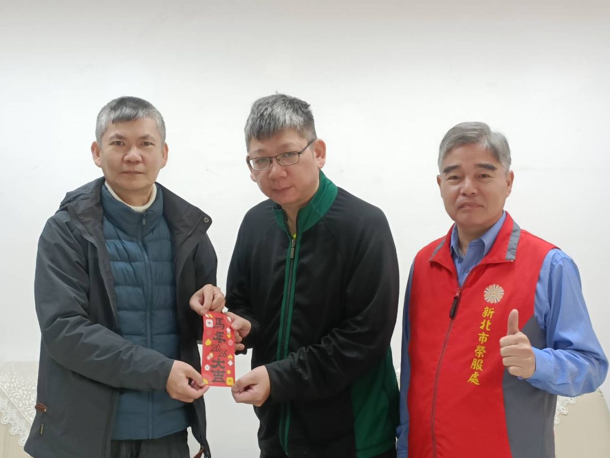 圖／新北市記者友好交流協會理事長林富貴（左）代表協會致贈慰問金給李姓榮民。（新北市記者友好交流協會提供）