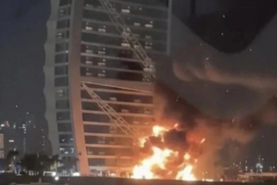 圖／杜拜地標「帆船酒店」當時造受導彈碎片擊中。（翻攝 X）