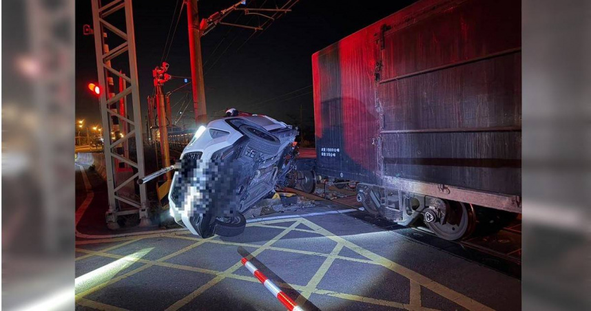 圖/苗栗縣通霄區秋茂園平交道11日晚間7時許發生一起汽車闖越平交道,導致台鐵7501次列車當場撞上,肇事者竟是台鐵自己人。(TVBS 提供)