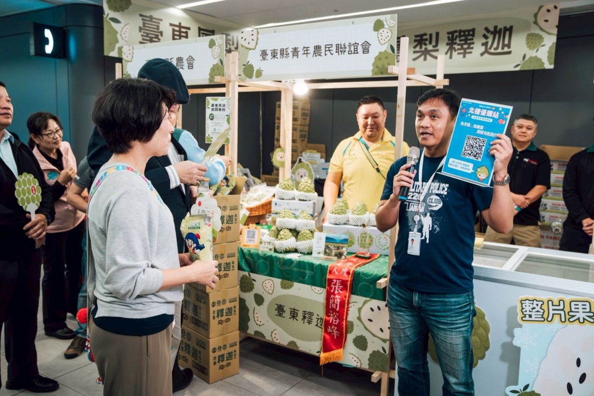 圖／線上線下齊發力！饒慶鈴縣長親臨北捷快閃攤位，聆聽解說數位導購機制。（臺東縣政府提供）