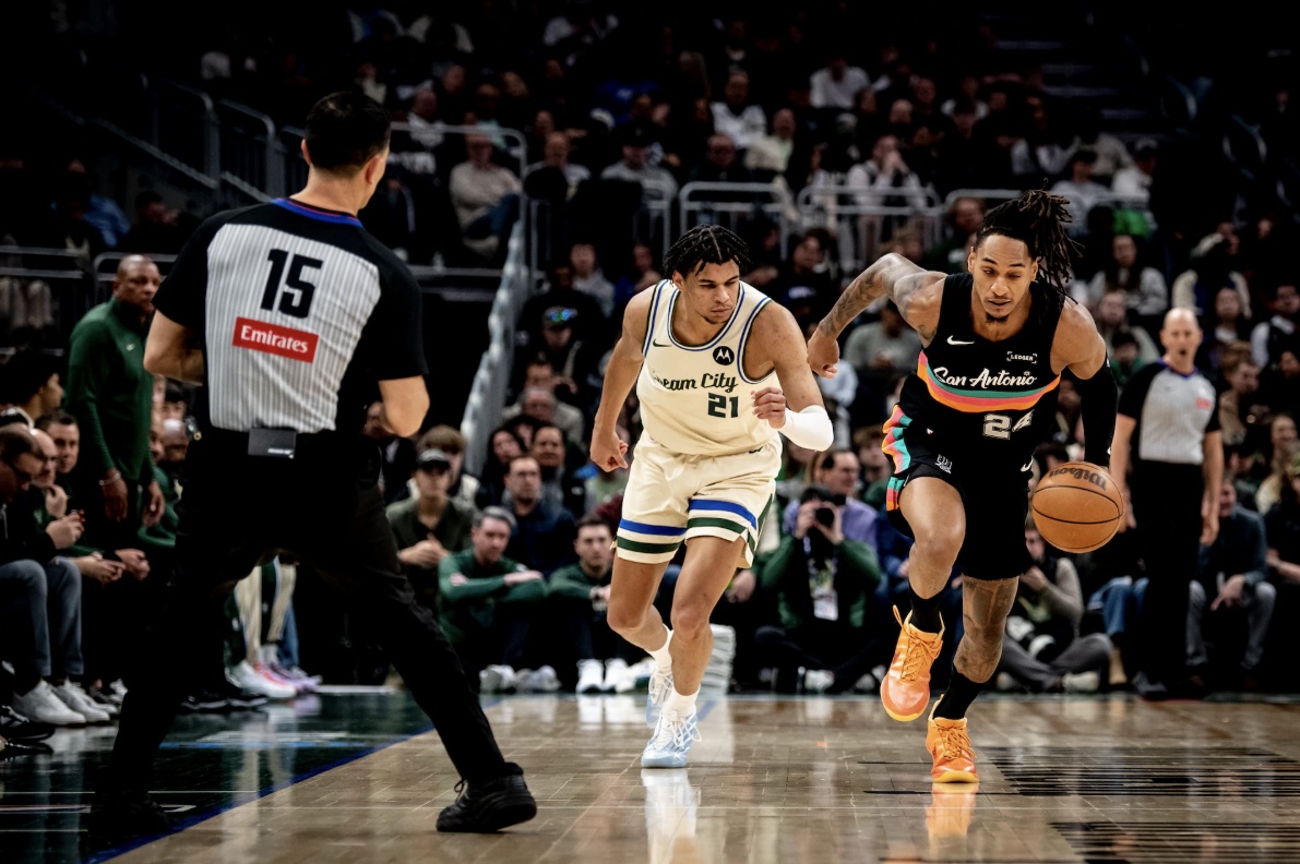 圖／美國職籃馬刺隊迎戰公鹿隊。（Photo by Reginald Thomas II/San Antonio Spurs）