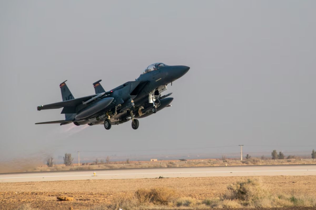  圖／卡達F-15戰機攔截兩架伊朗轟炸機，並將其擊落。圖為美軍F-15E攻擊鷹式戰鬥機。（翻攝 USCENTCOM）