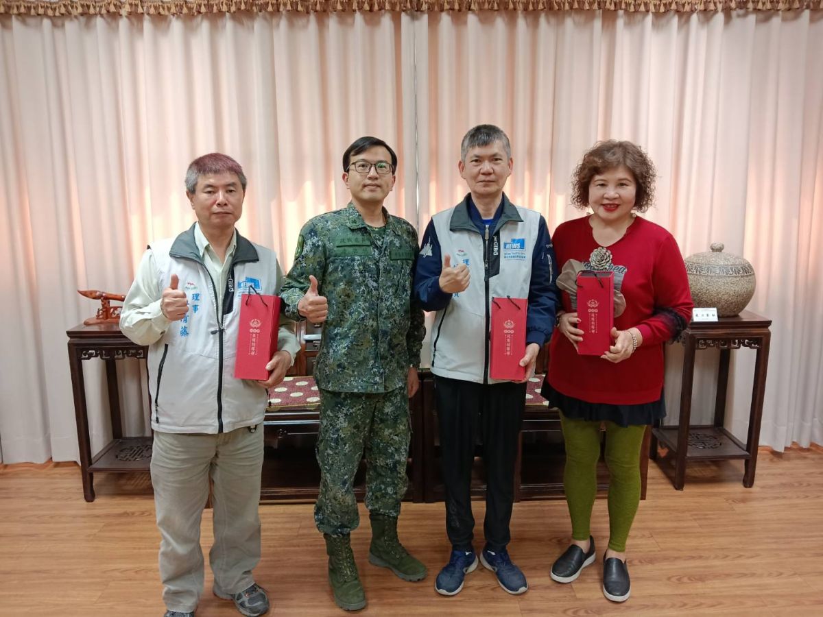 圖/致贈伴手禮。(新北市記者友好交流協會提供)