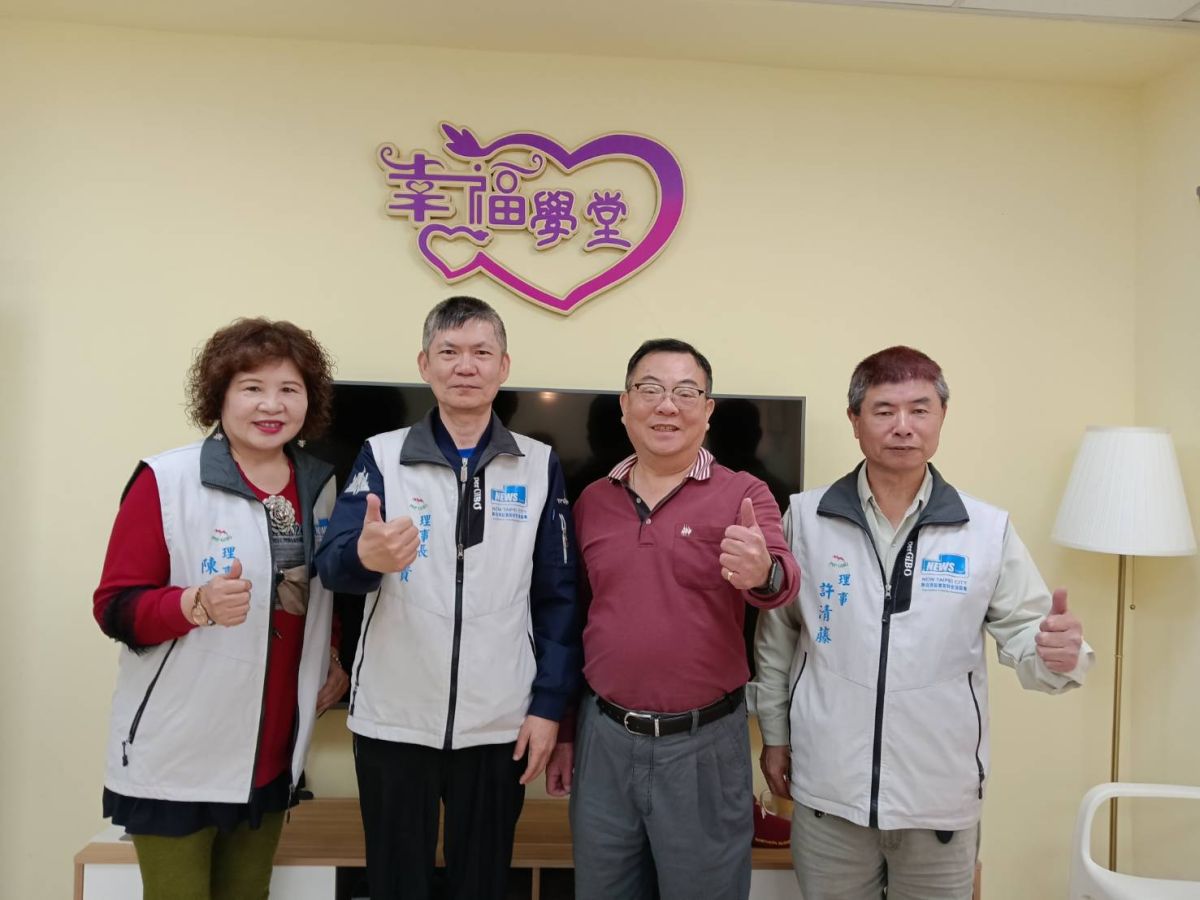 圖/與八德榮家程副主任合影。(新北市記者友好交流協會提供)