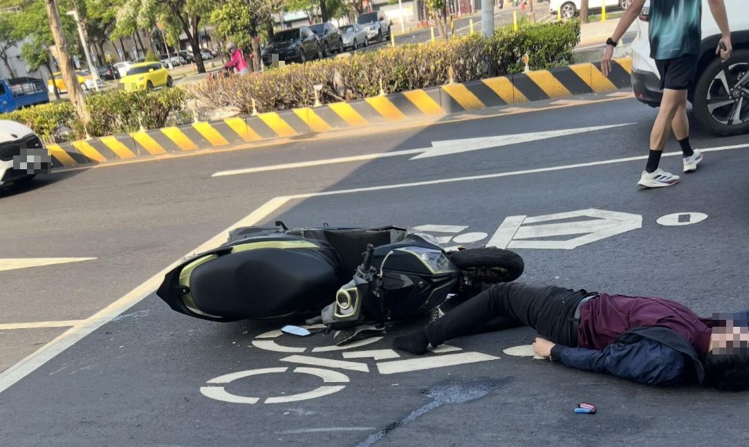圖/郭姓男子疑因飲酒過量,駕車行駛時先撞上人行道鐵柱,隨後再與一輛休旅車相撞,彈飛後倒臥路中央。(翻攝 Threads)
