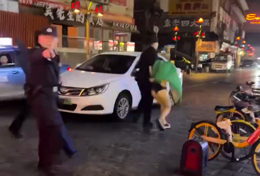 圖／有網友當場拍到該女子被警方逮捕。（翻攝 X）