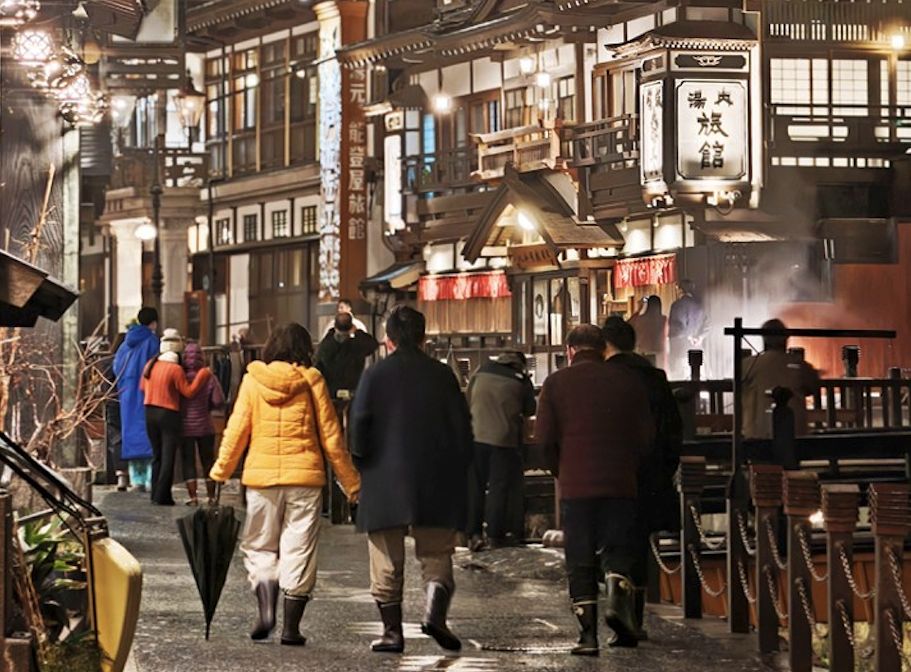 圖／旅人們漫步於銀山溫泉街道，這條僅百餘公尺的石板小道是許多旅人心中日本溫泉鄉極具代表性的一景。（日和旅行社提供）