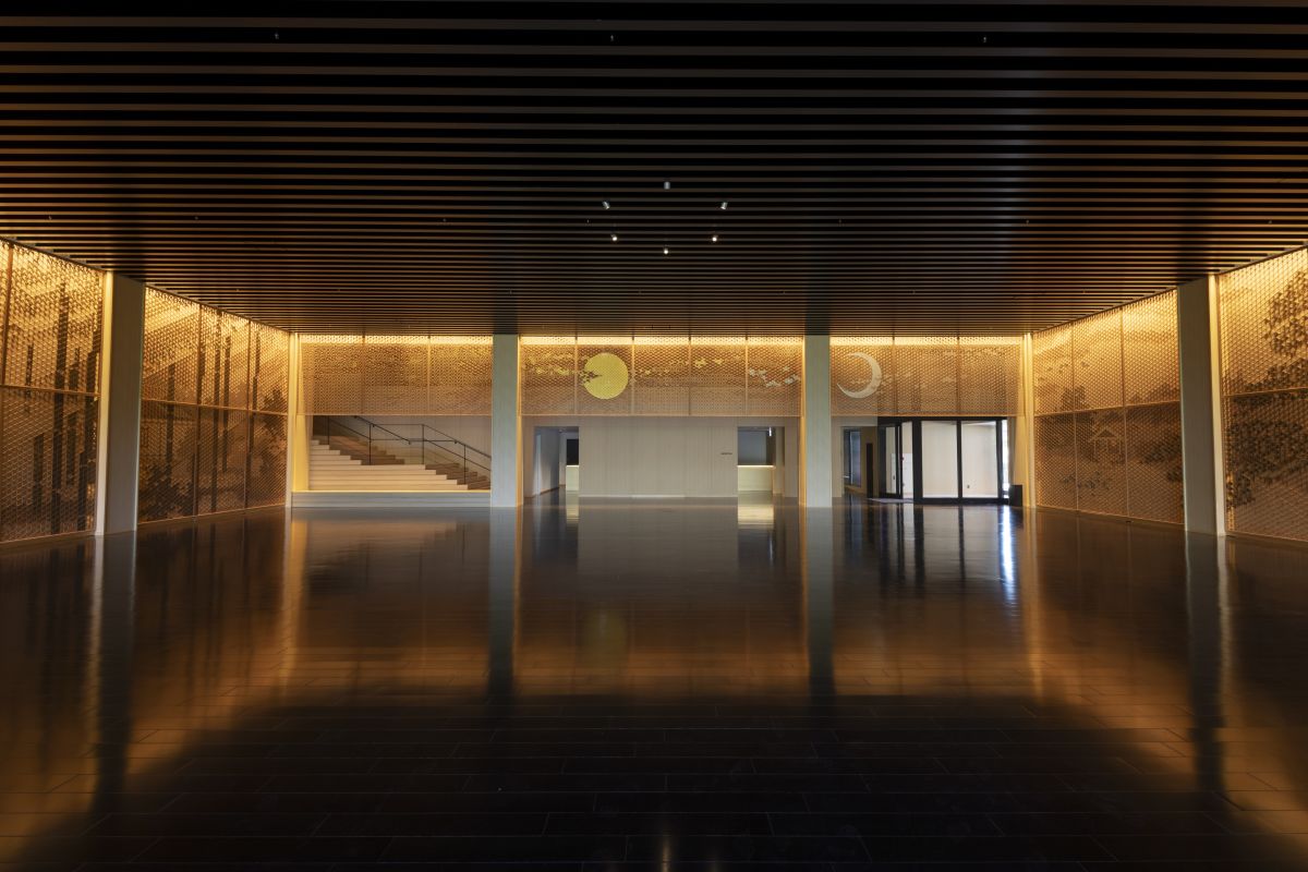 圖／主大廳。作為「日本美學意識之縮影」，以及傳統技藝與自然景觀和諧共鳴的場域。最具代表性的，莫過於三面牆上高約4公尺的組子細工藝術作品「光風庭傳（こうふうていでん）」。由水墨（墨繪Sumie）畫家小林東雲與組子職人木下正人兩位大師聯手，將八芳園中的月影與松濤，以水墨意境與木作工藝交織重現。這件歷時一年多才完成的巨作，完美呼應了日本傳統與現代感性的共生。（八芳園（HAPPO-EN） 提供）