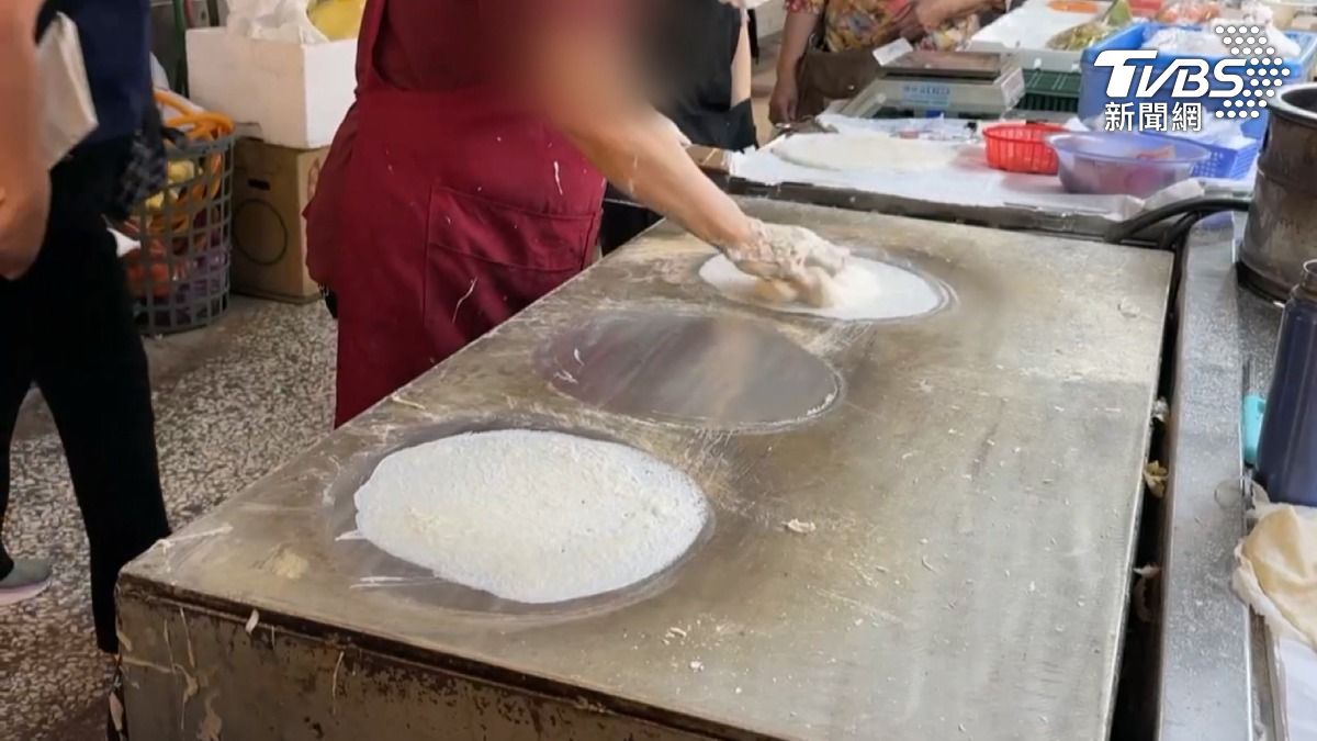 圖/攤商第一時間不願配合停業,更向稽查人員嗆聲「又不一定是我」。(TVBS提供)