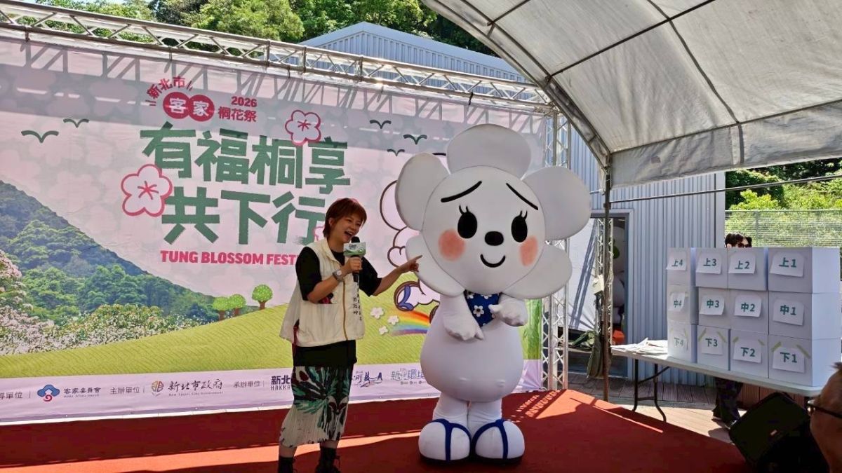 圖/新北市政府客家局長劉冠吟與可愛的發桐醬蒞臨參與啟動儀式,(新店區公所提供)