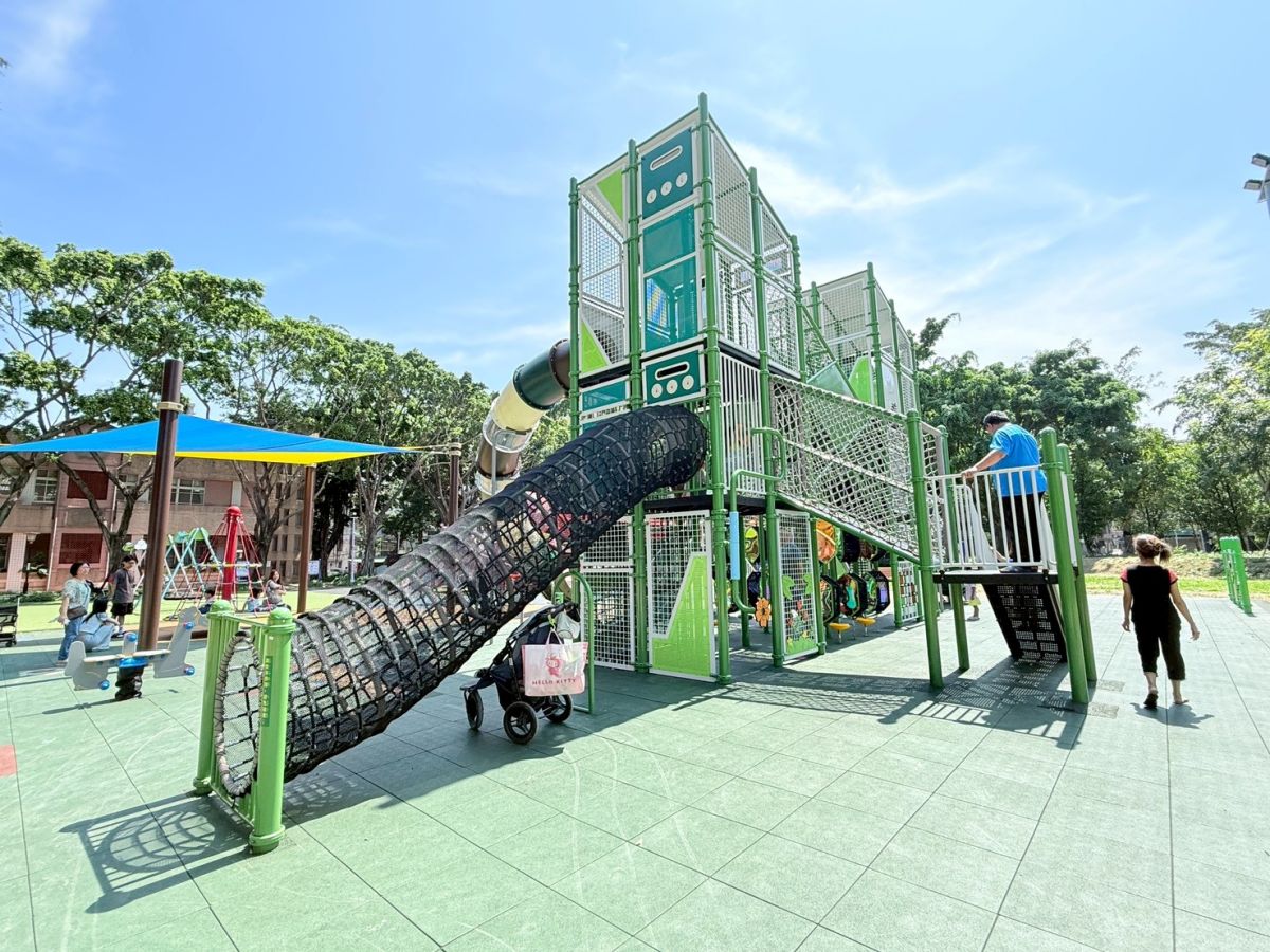 圖／溪北公園全新大型複合式遊具，結合立體爬網空間、方形鑽籠及管狀滑梯。（新北市板橋區公所提供）