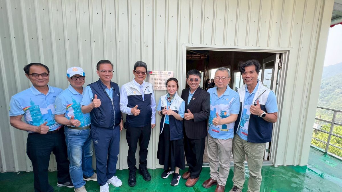 圖/地區總監與協辦社揭牌儀式合影。(桃園西北扶輪社提供)