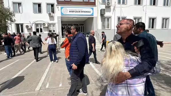 圖／目前網路流傳多段未經證實的畫面顯示，槍擊發生時校園內一片混亂。（翻攝 X）