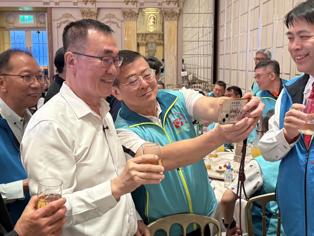 李四川出席仲介公會凍蒜聲不斷　喊打造宜居新北