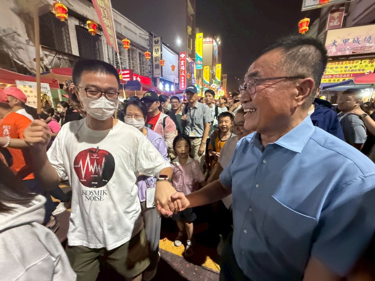 川伯現身大甲媽遶境　李四川人氣爆棚