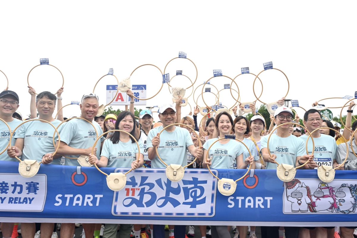 新北市鐵道馬拉松開跑　萬人追火車嗨翻東北角
