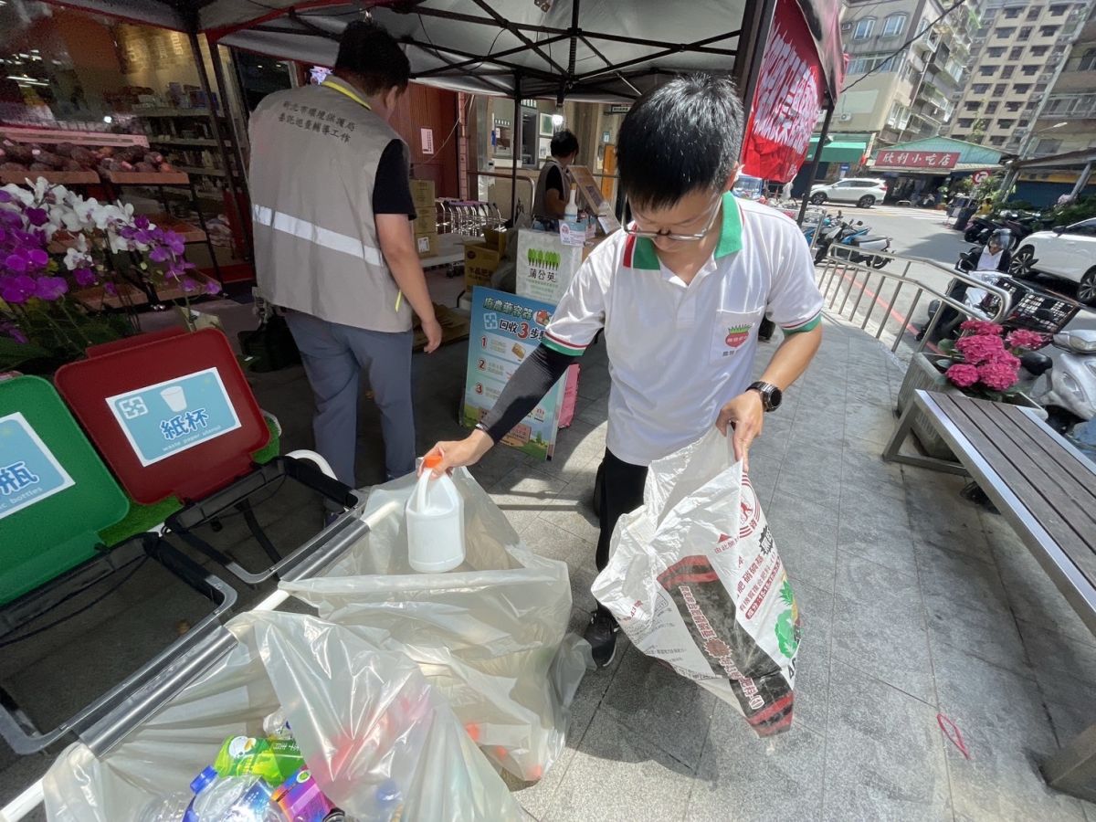 新北回收換好禮開跑　10個廢農藥瓶換洗手乳肥皂