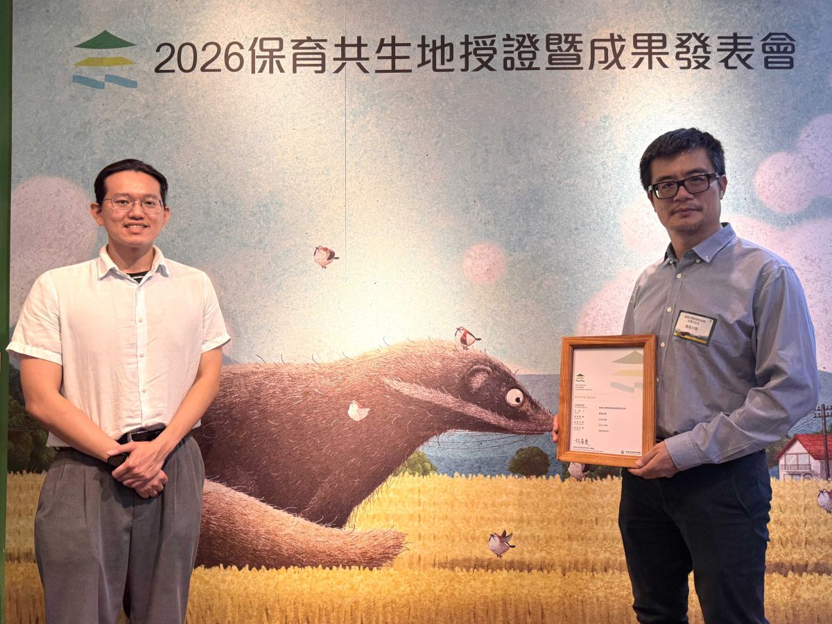 圖/東海大學生態與環境研究中心主任江智民(右)指出,學校以教師宿舍區3.04公頃為申請範圍,該場域保存完整次生林環境,也是許多保育類動物的重要棲地。(東海大學 提供)