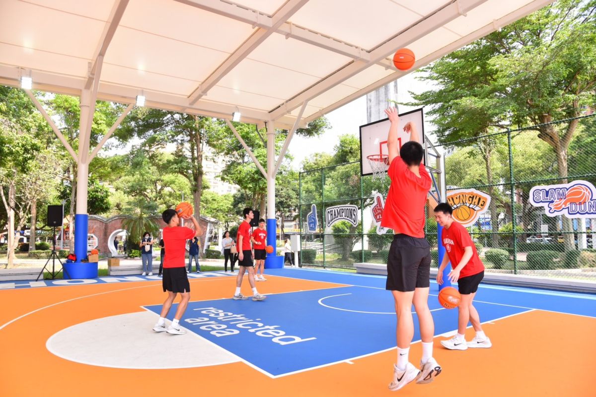 圖／中和四號公園籃球場提供民眾打球新體驗。（中和區公所提供）